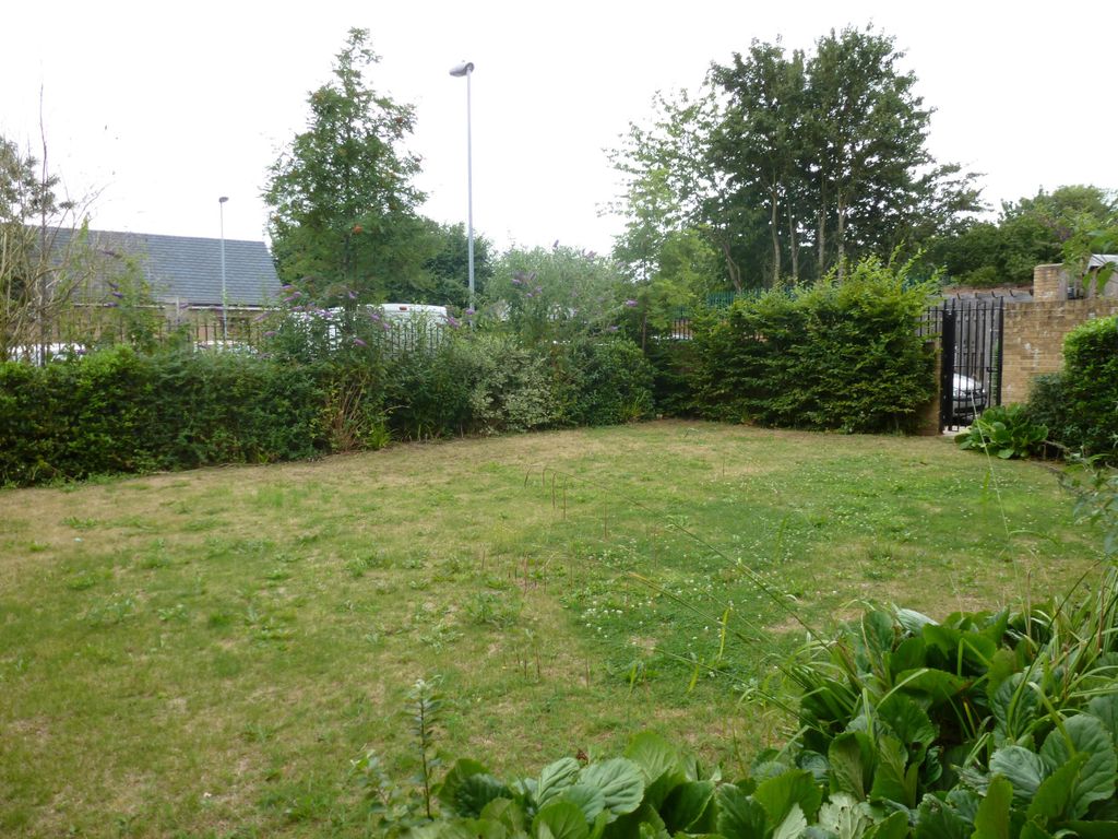 Property photo 2 of 6 Garden