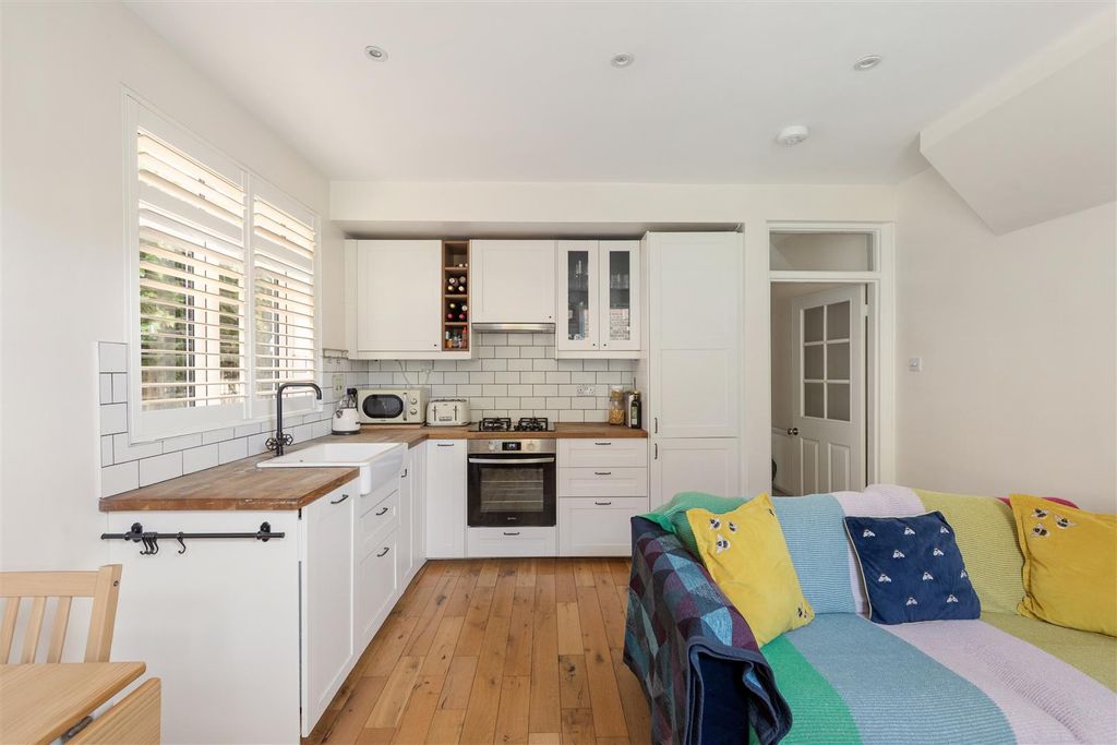 Property photo 3 of 35 Winns Terrace, E17