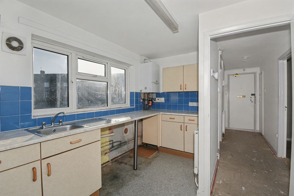 Property photo 3 of 17 Flat 65A Hanover Way, Windsor, Sl4 5Nn