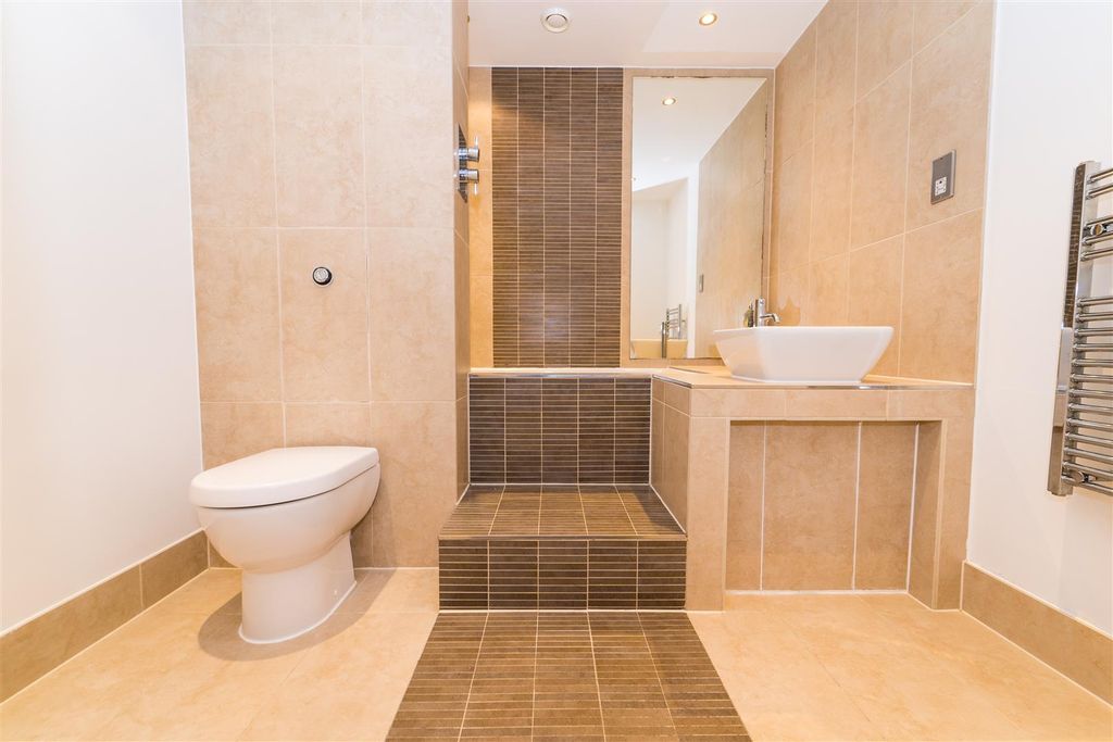 Property photo 1 of 15 Bathroom