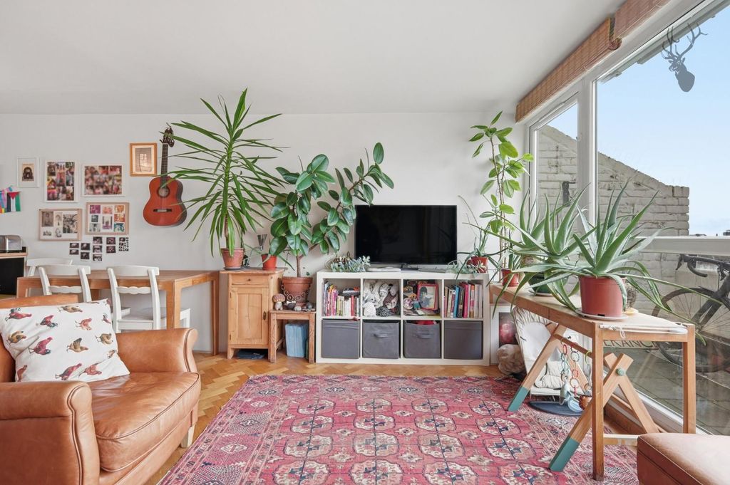 Property photo 2 of 25