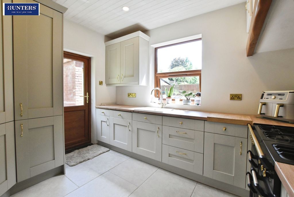 Property photo 3 of 31 Kitchen
