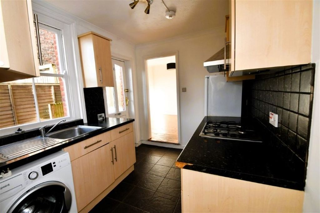 Property photo 2 of 9 Kitchen