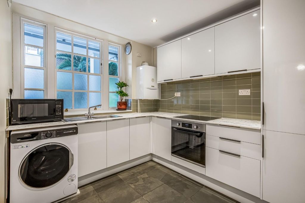 Property photo 2 of 11 Flat_9__Edric_House__Page_Street-11.Jpg