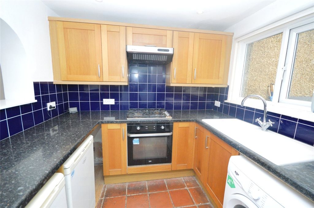 Property photo 3 of 10 Kitchen