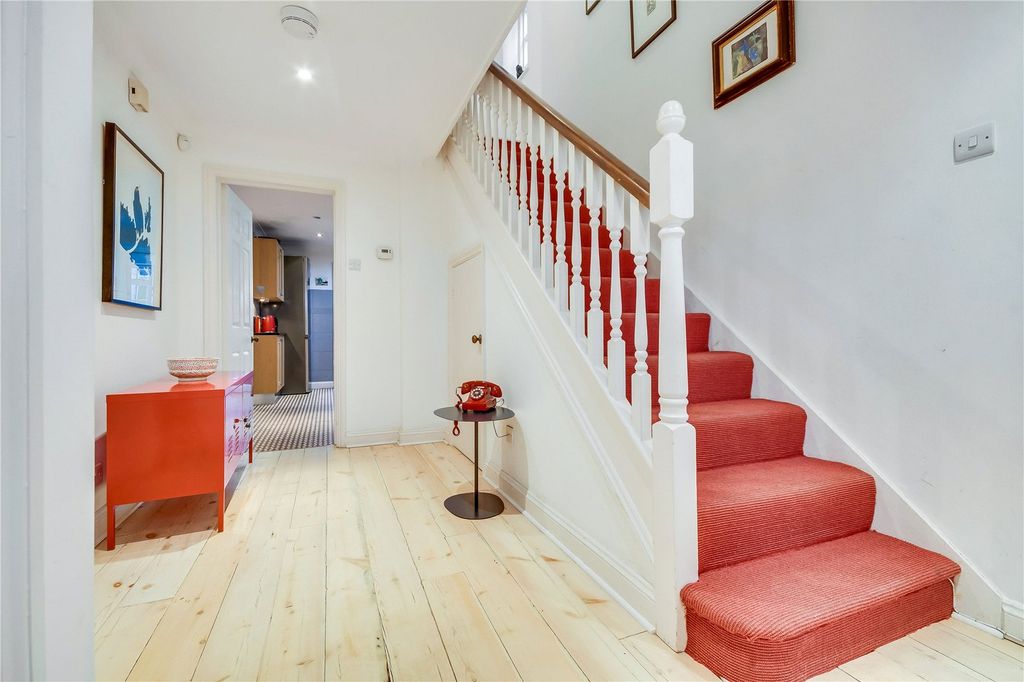 Property photo 3 of 22 Entrance Hall