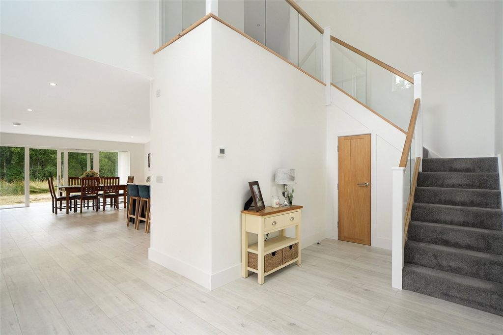 Property photo 3 of 33 Entrance/Stairwell