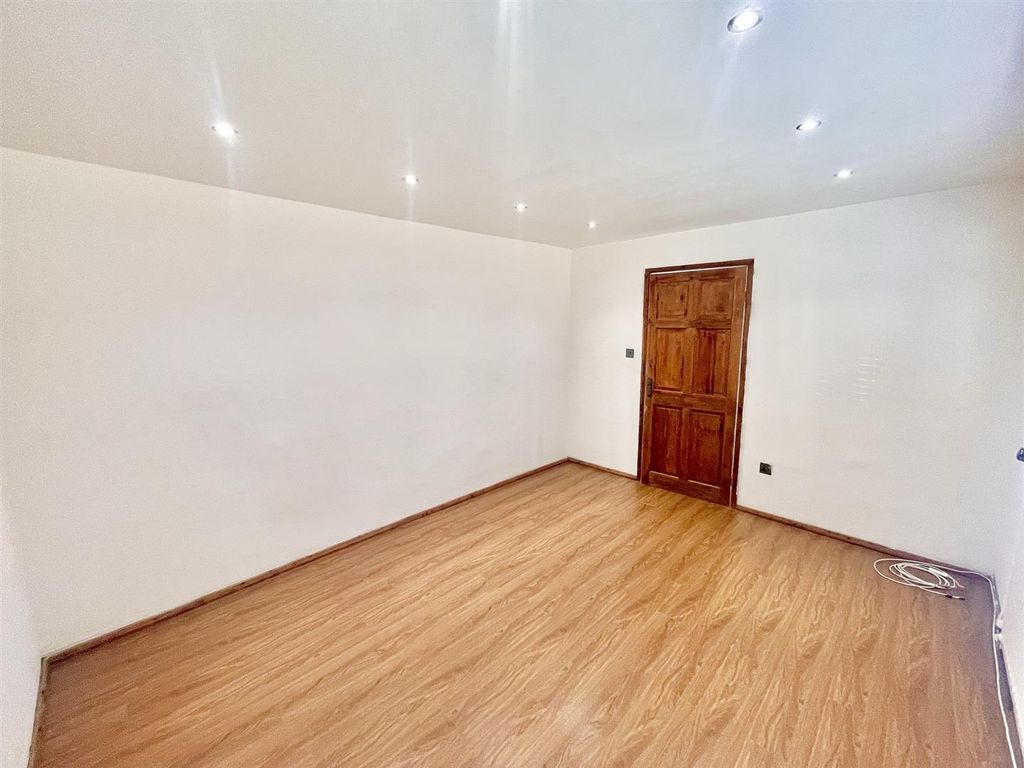 Property photo 3 of 10 Lounge