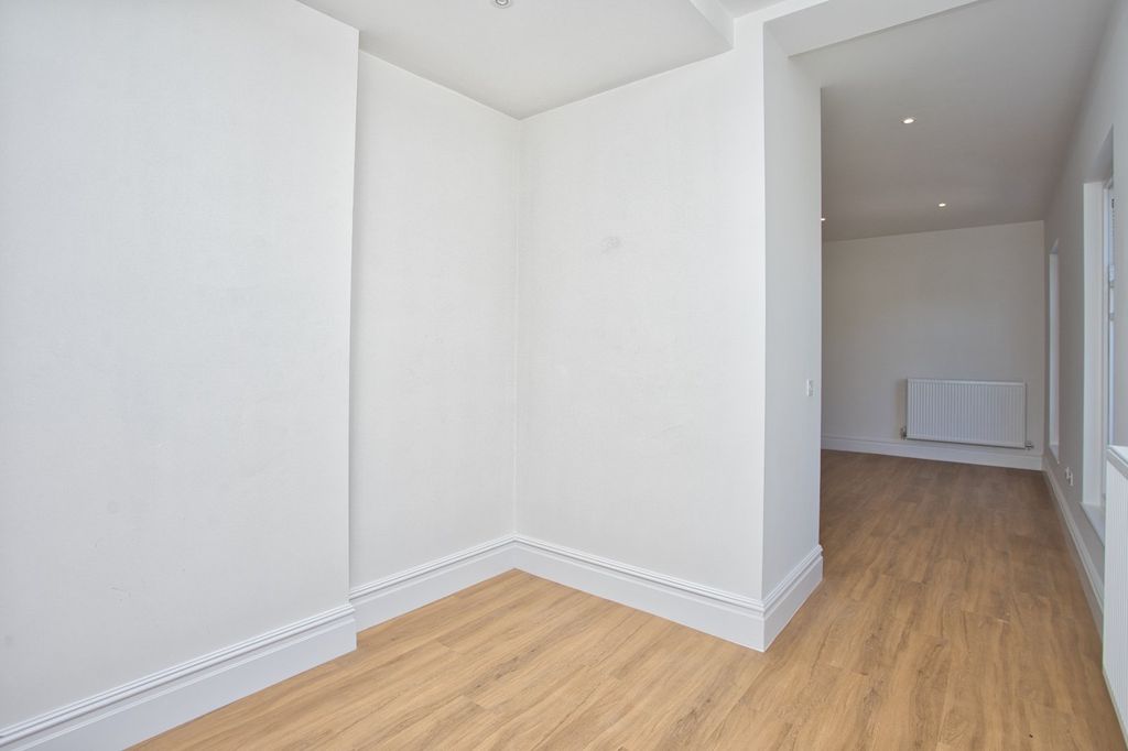 Property photo 3 of 11 Oak House