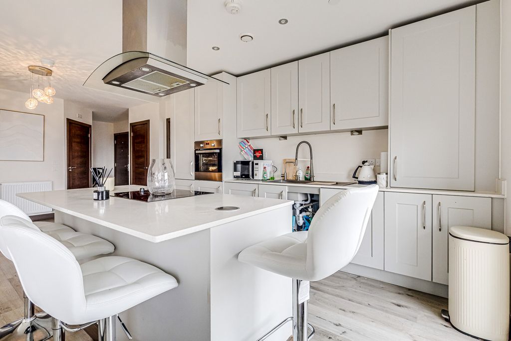 Property photo 2 of 31