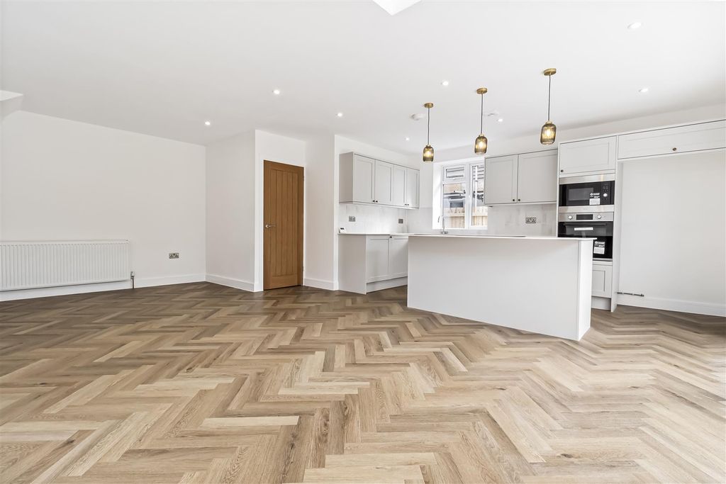 Property photo 2 of 24 32 Sunningdale Road-001.Jpg