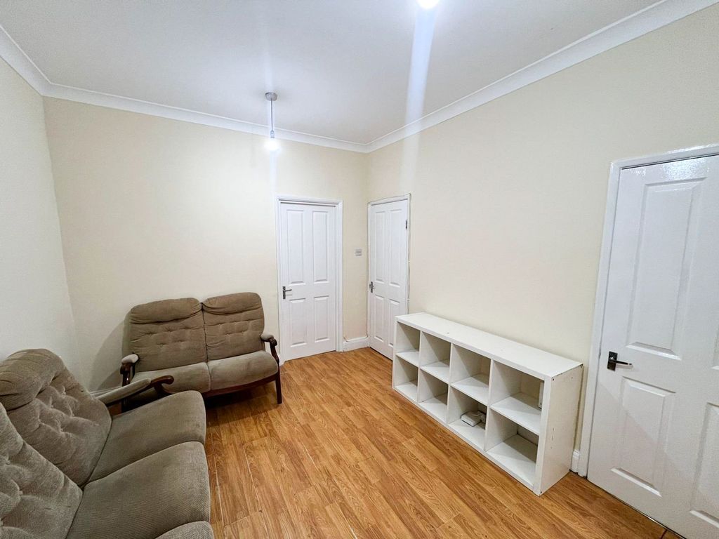 Property photo 3 of 14 Mortlake Rd Ig1
