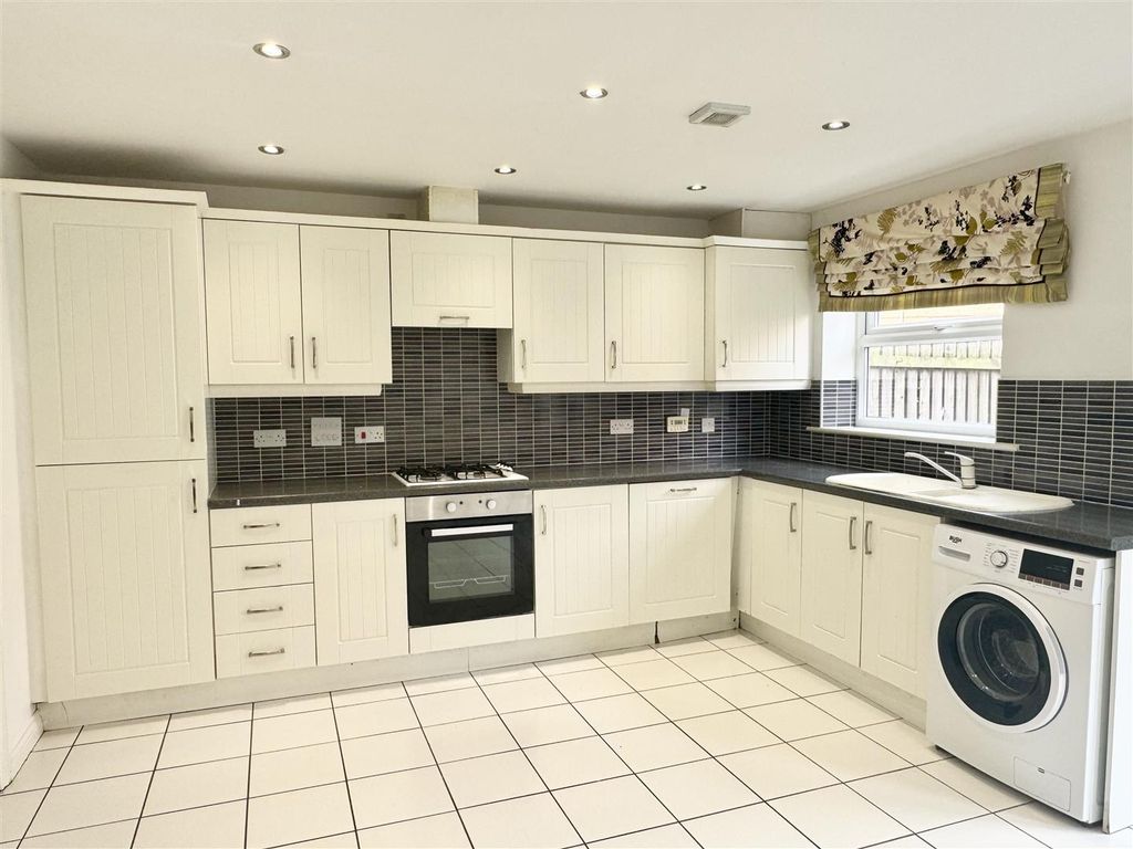 Property photo 3 of 14 Kitchen