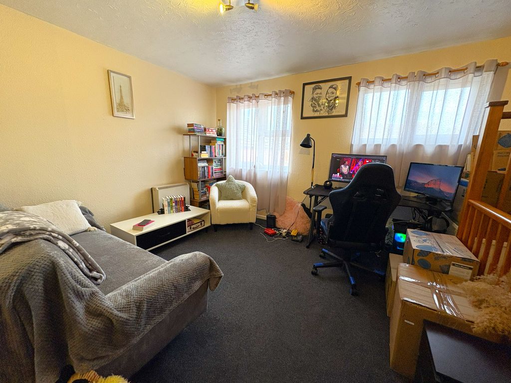 Property photo 3 of 7 Living Room