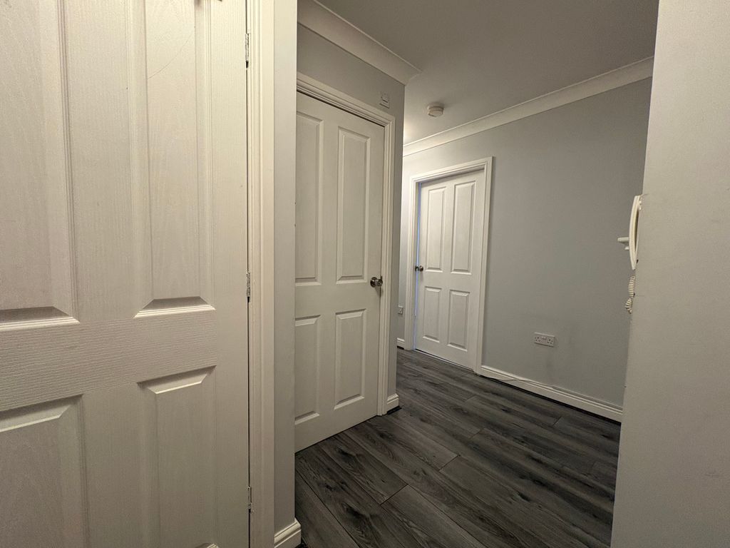 Property photo 2 of 14 Hallway