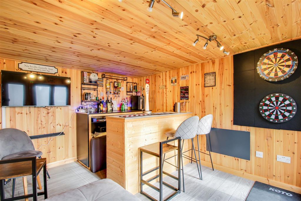 Property photo 2 of 11 Summer House