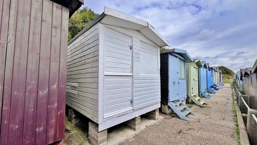 Property photo 1 of 9 Beach Hut