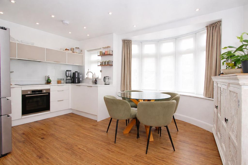 Property photo 3 of 23 Din.Jpg