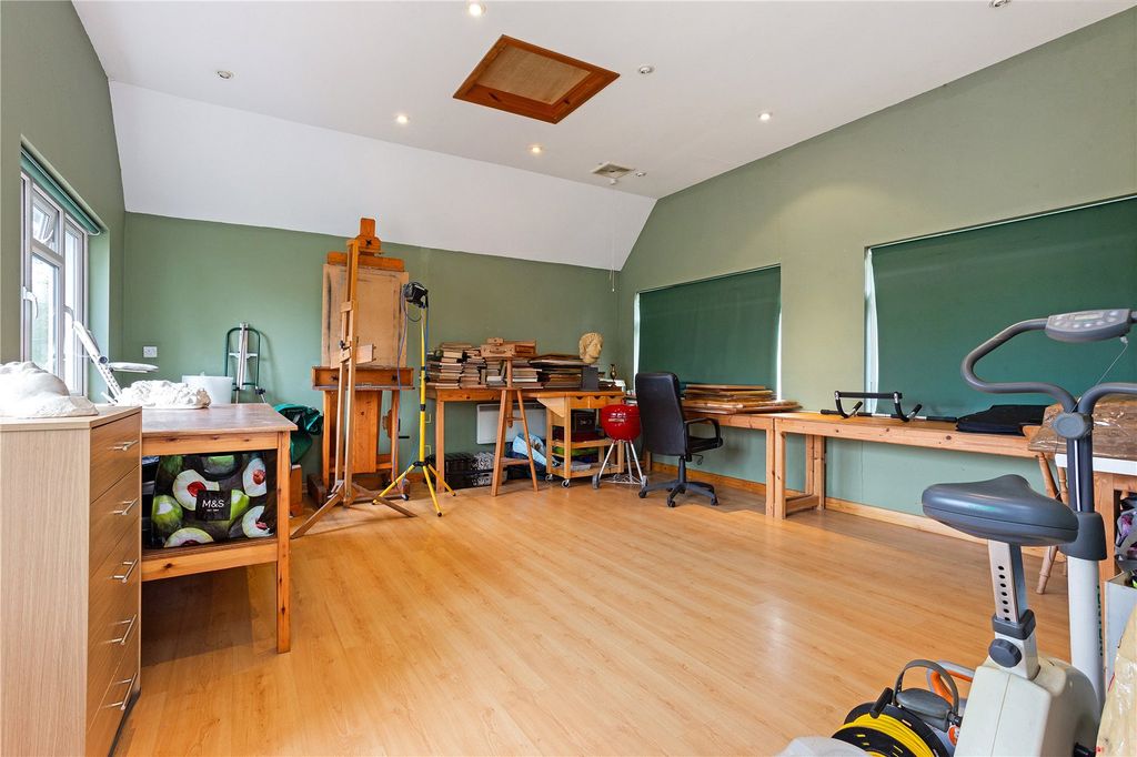 Property photo 3 of 18 Studio