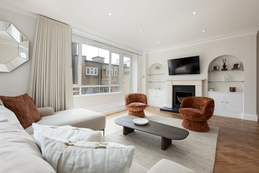 Property photo 3 of 20 Hyde Park Square ...