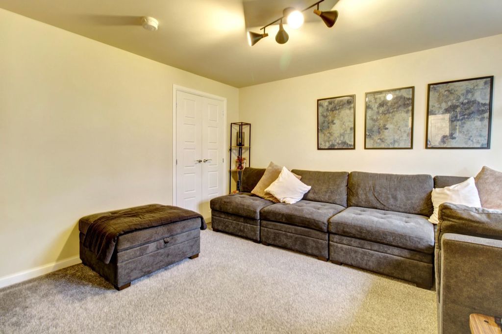 Property photo 3 of 24 Lounge