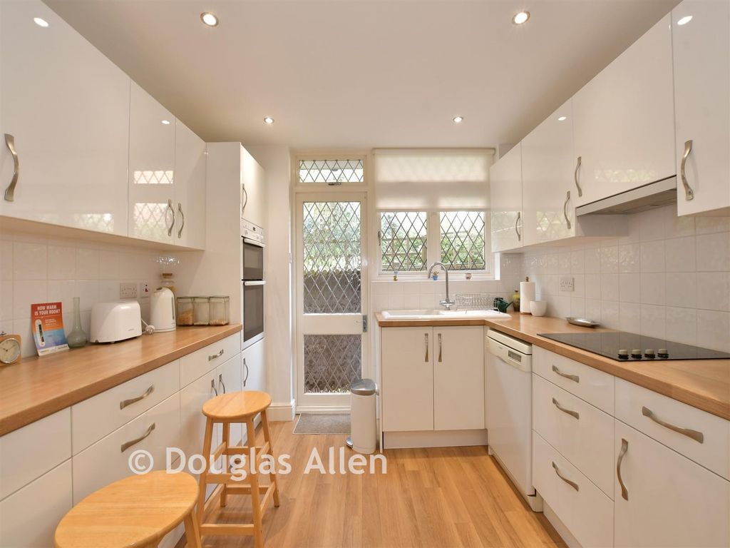 Property photo 3 of 10 Kitchen