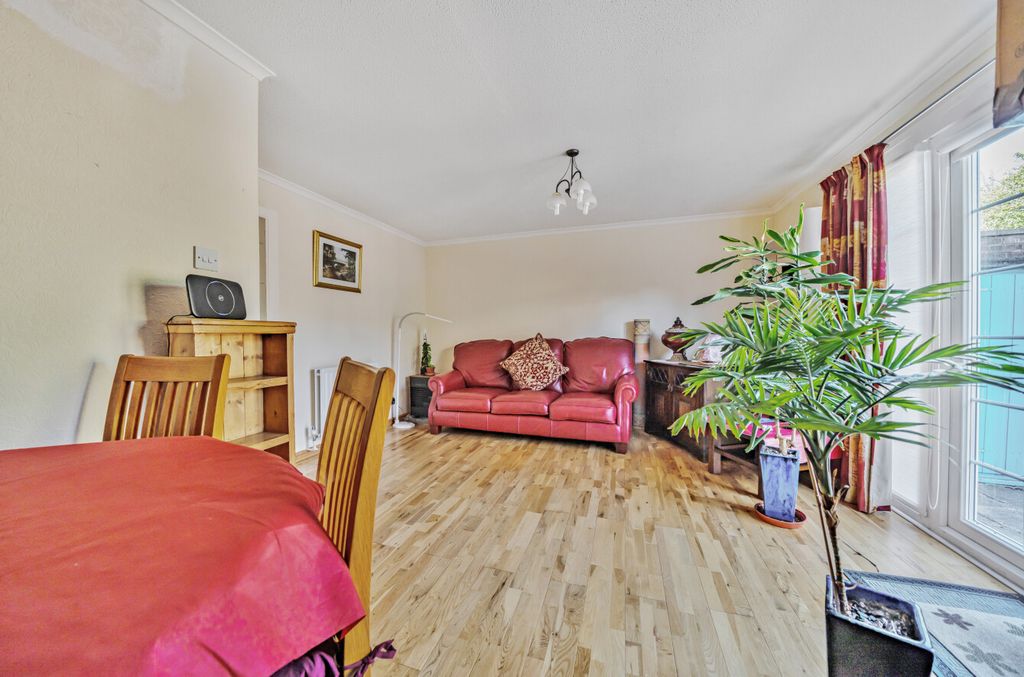 Property photo 3 of 14 Lounge4