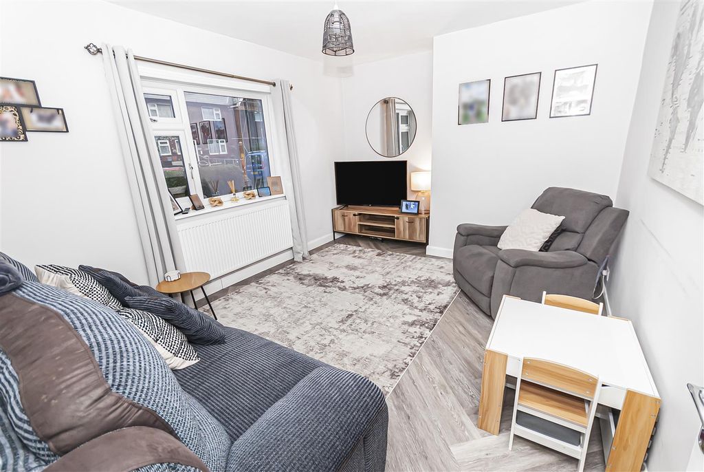 Property photo 2 of 19 Lounge