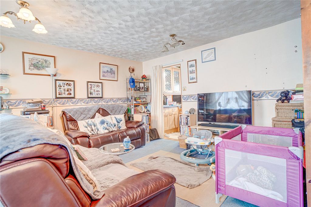 Property photo 3 of 6 Lounge