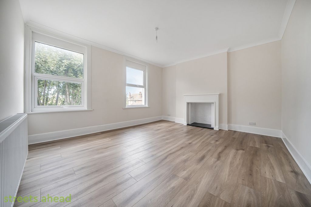 Property photo 2 of 35 Ca853Bba-3B62-4d4...