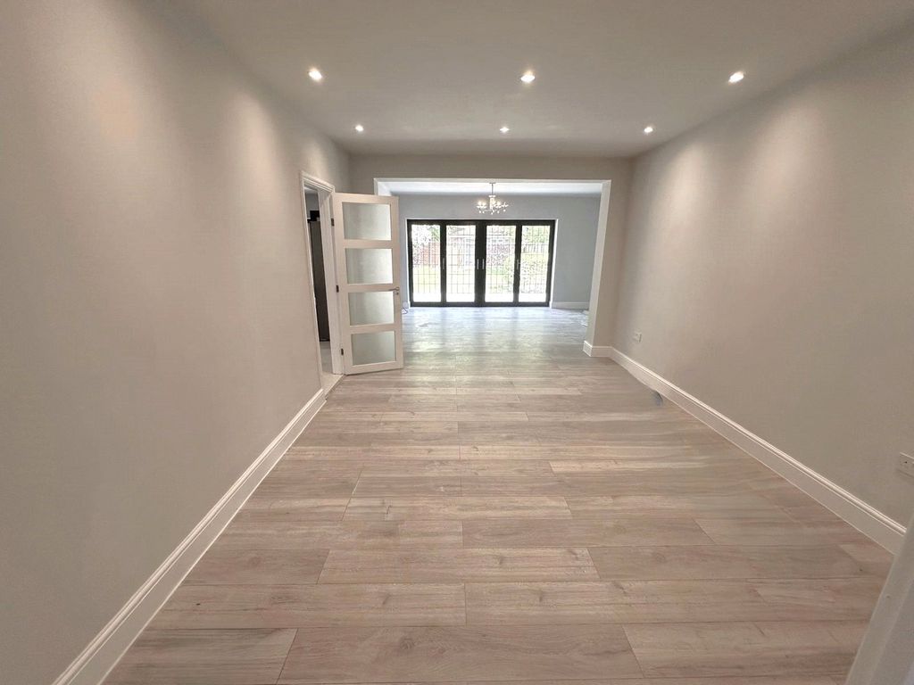 Property photo 2 of 18 Lounge (3)