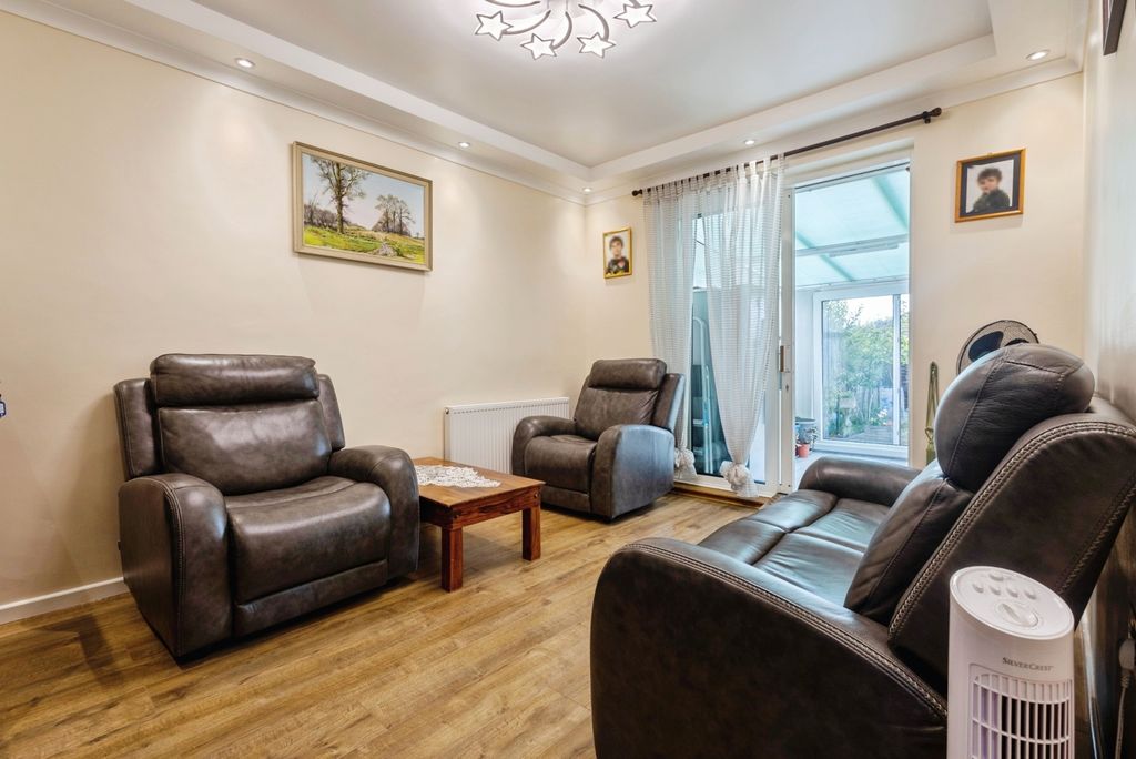 Property photo 2 of 17 Lounge