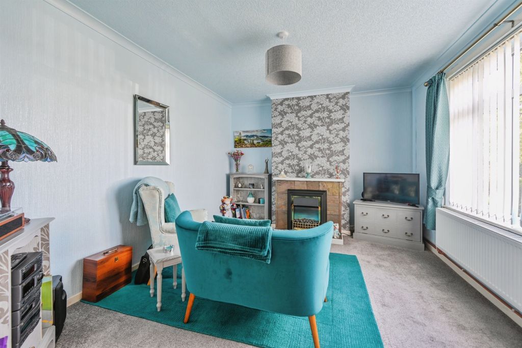 Property photo 3 of 17 Lounge: