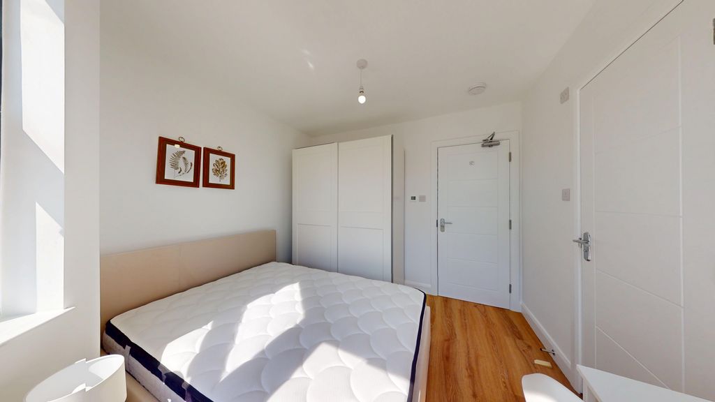 Property photo 1 of 10 Room 1 - Angle 2