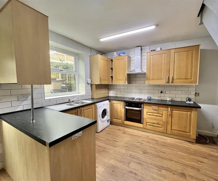 Property photo 2 of 7 Kitchen