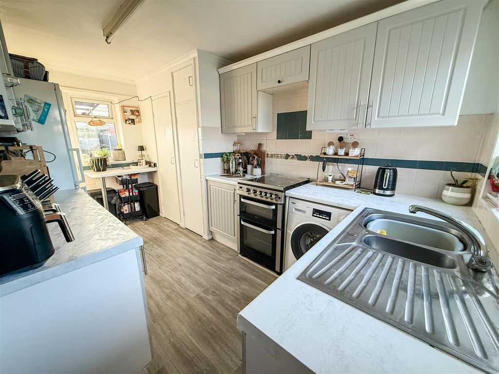 Property photo 3 of 17 Kitchen