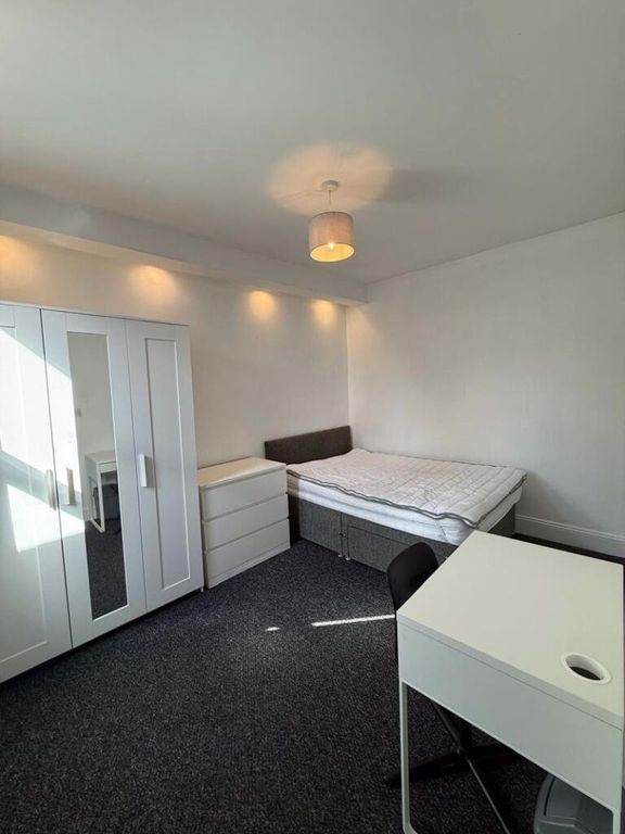 Property photo 3 of 10 Bright And Tidy Double Bedroom Featuring A Spaciou...