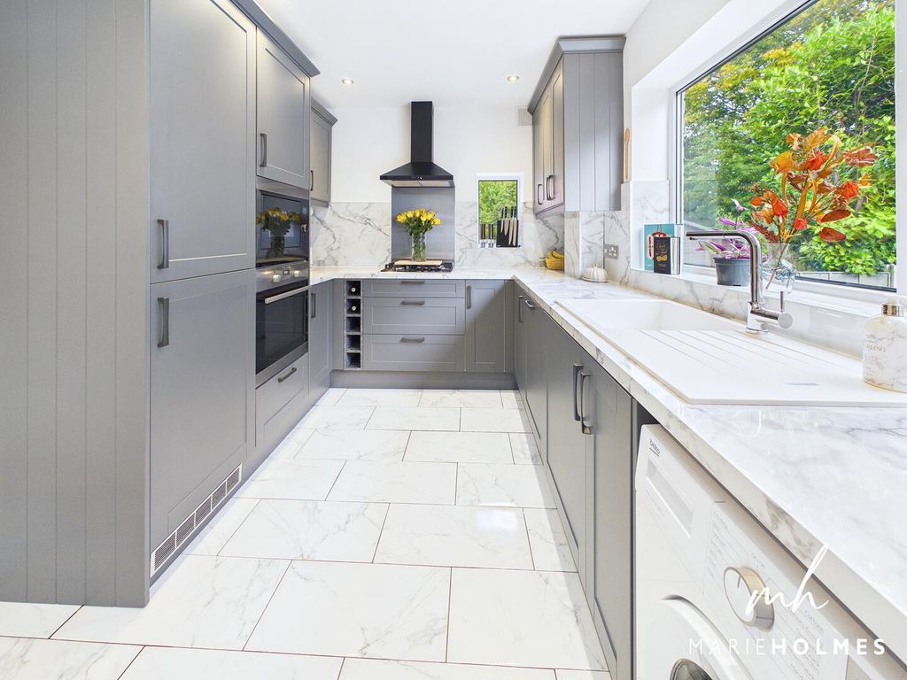 Property photo 2 of 14 Kitchen
