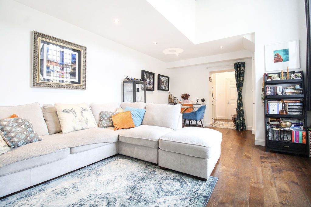 Property photo 2 of 21 Lounge 2