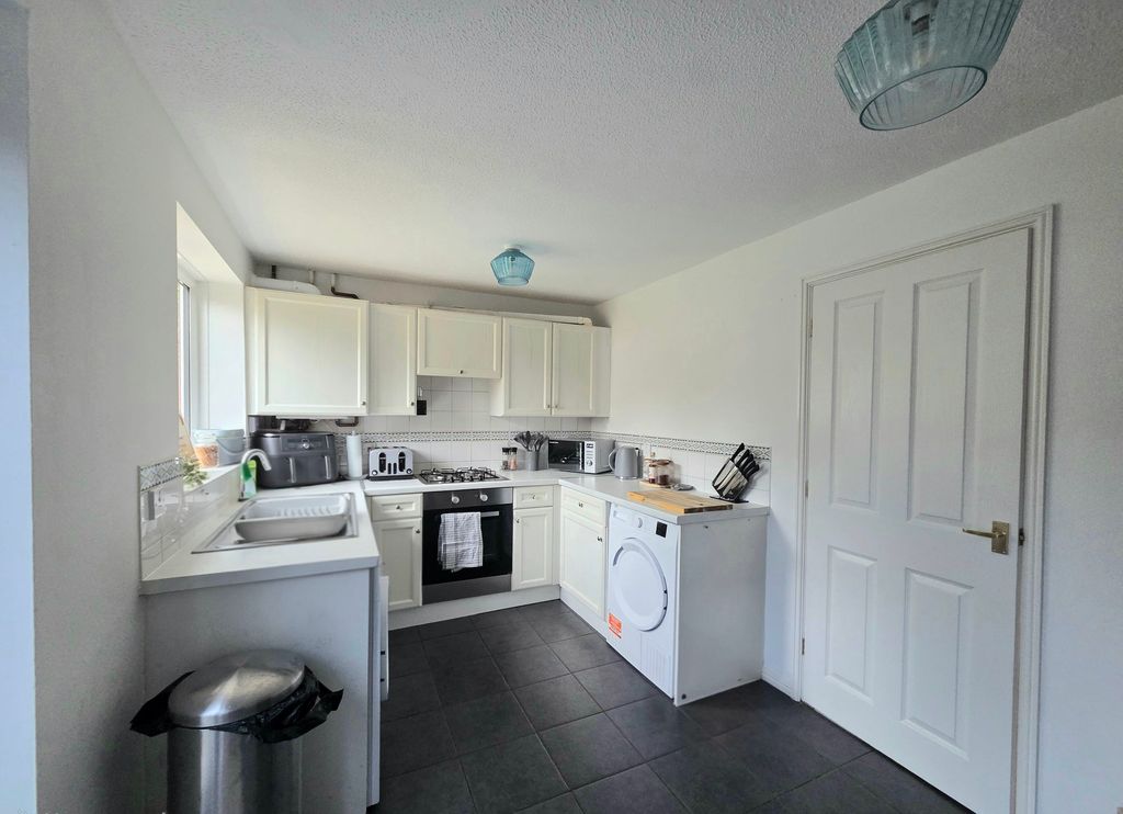 Property photo 3 of 7 Kitchen
