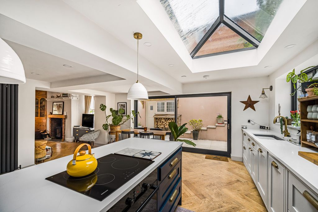 Property photo 2 of 40