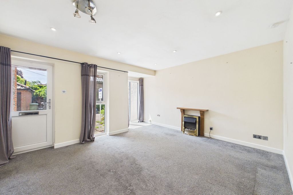 Property photo 2 of 8