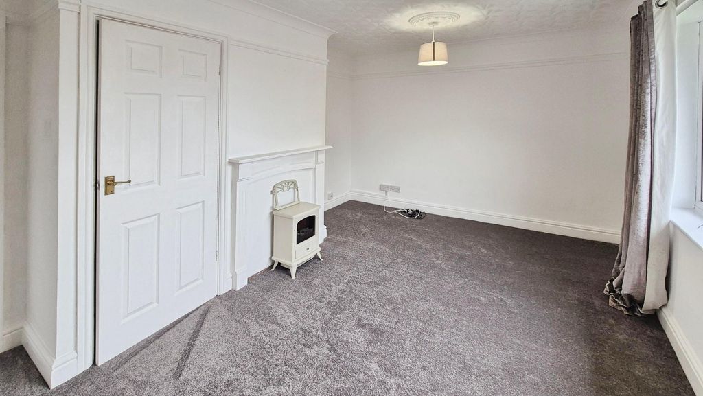 Property photo 2 of 14 Lounge