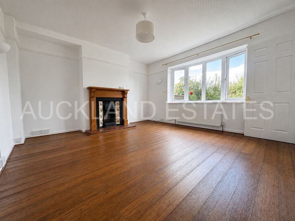 Property photo 3 of 19 Image00007