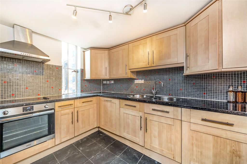 Property photo 3 of 10 Kitchen