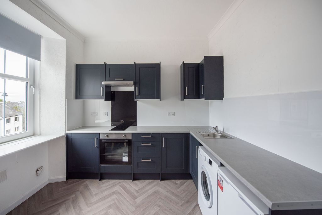 Property photo 2 of 10 05