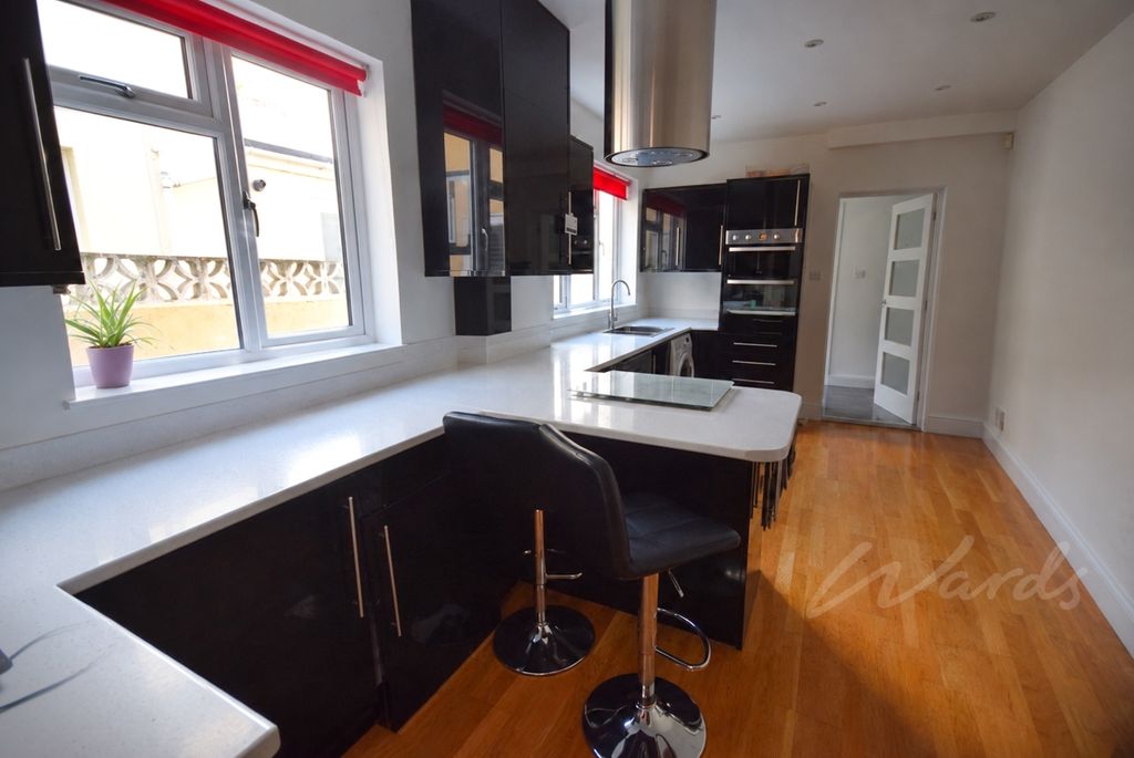 Property photo 2 of 15 Glanville Kitchen