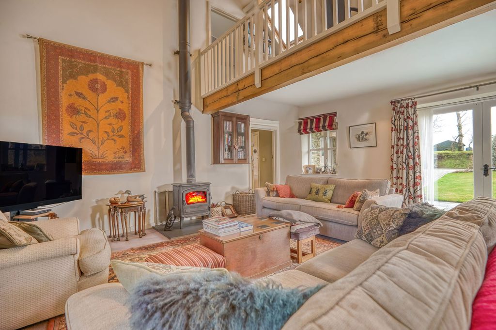 Property photo 2 of 33