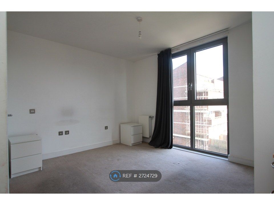 Property photo 3 of 12 Bed 1