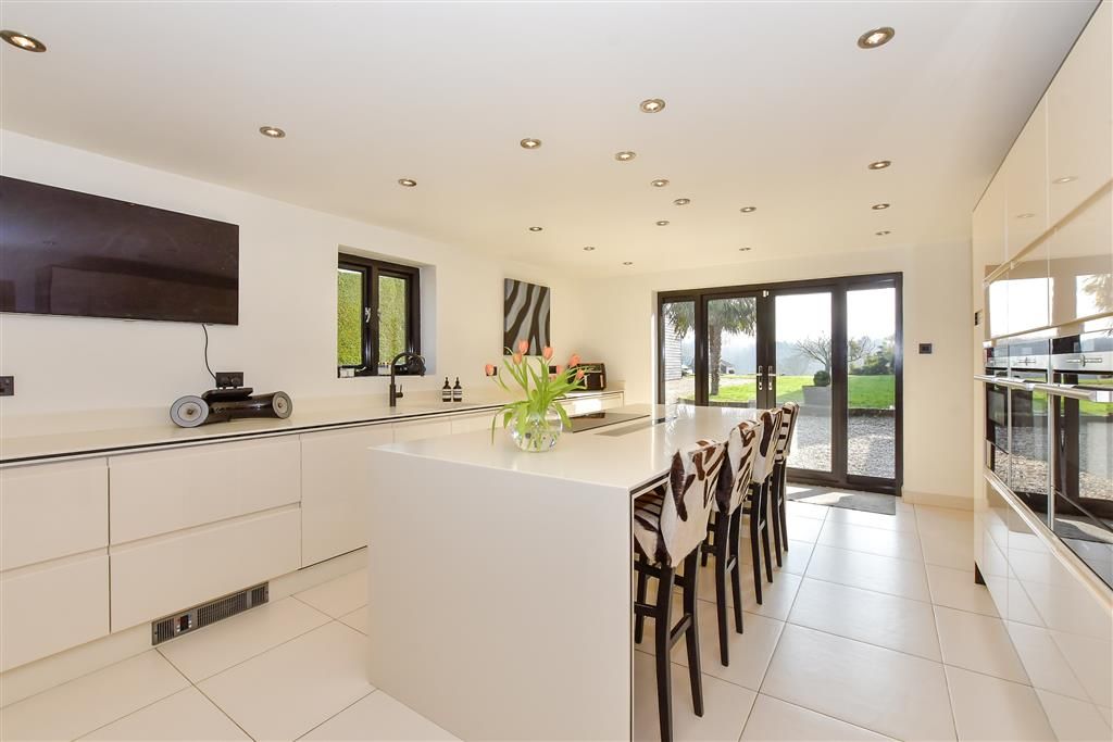 Property photo 1 of 14 Kitchen/Breakfast Area